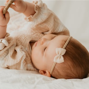 kleine Haarschleife, Haarband Baby, Musselin, weiß, beige, taupe Emma-Mini Bild 2