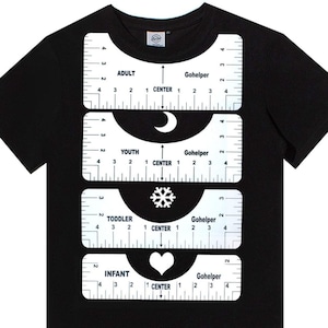 Puede incluir: Camiseta negra con cuatro reglas blancas impresas en ella. Cada regla tiene un símbolo diferente: una luna creciente, un copo de nieve, un corazón y una estrella. Las reglas están etiquetadas como "Adulto", "Joven", "Niño pequeño" y "Bebé". Cada regla tiene una etiqueta "Gohelper" y una marca "Centro".