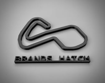 以下が含まれることがあります： Brands Hatch レース場の黒色の 3D プリントモデル。モデルは灰色の背景の上にあります。