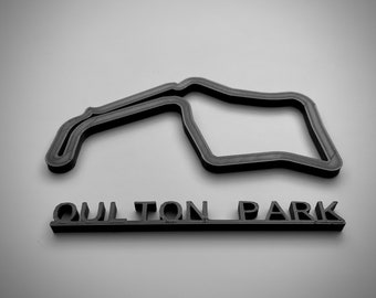 以下が含まれることがあります： QLTON PARKのサーキットの黒の3Dプリントモデルです。