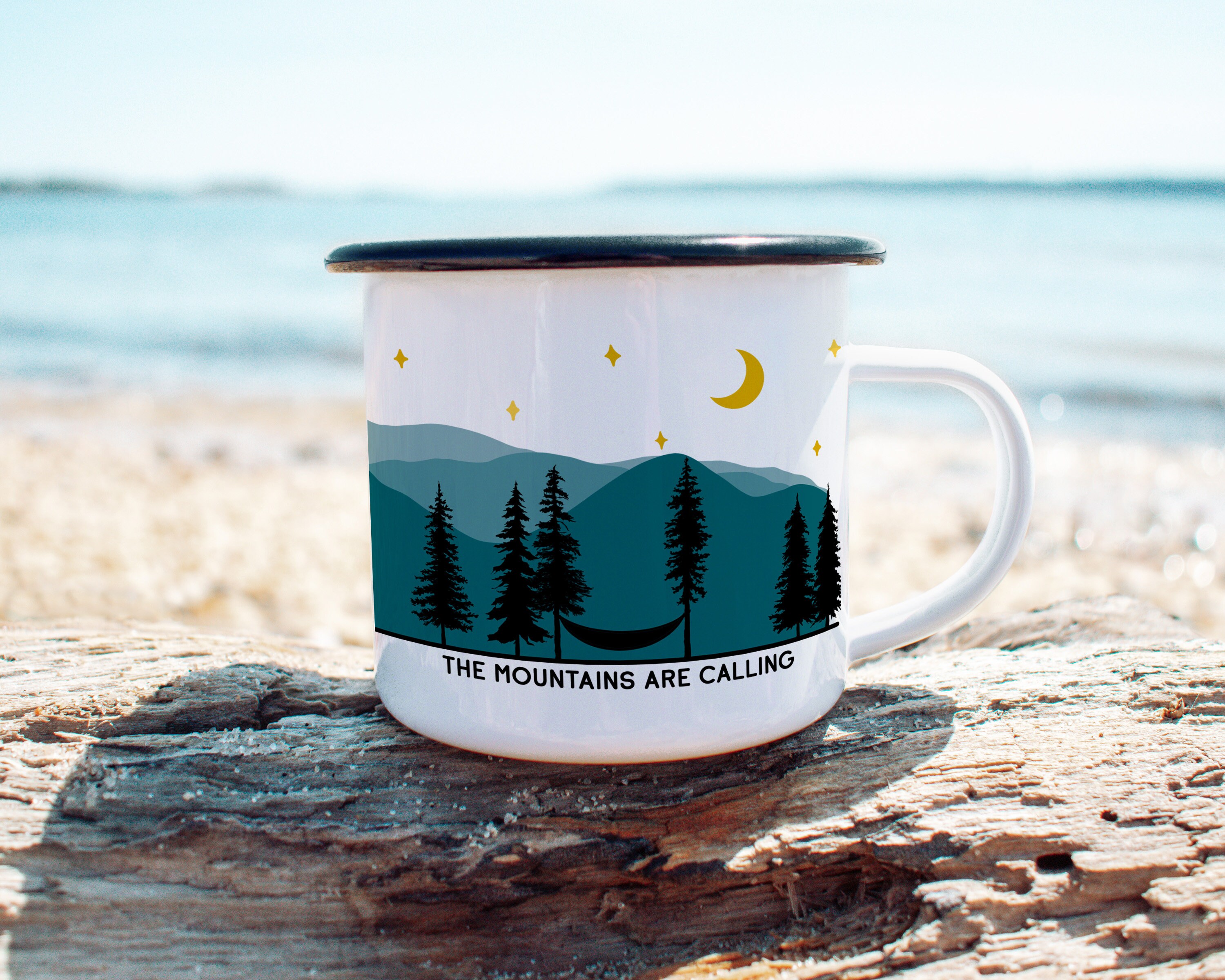 Isolierbecher 590 Ml „The Mountains Are Calling“ – Aus Edelstahl, Doppelwandig, Mit Deckel, Perfekt Für Outdoor & Camping