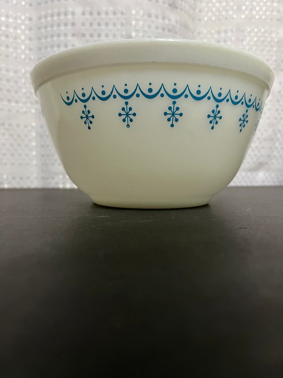 Pyrex Covered Snowflake Garland Pattern Dish (DEB) Pyrex Covered Snowflake Garland Pattern Dish (DEB)