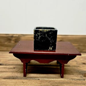 Peut inclure: Panneau en bois rustique avec l'inscription "Welcome to our home" en lettres blanches. Le panneau présente une finition vieillie et un design simple et accueillant, idéal pour la décoration d'entrée.