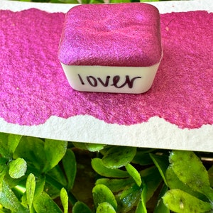 LOVER / Mezcla de cromo rosa con escamas / Acuarelas hechas a mano / Pintura hecha a mano / Caligrafía / Lettering / Pigmento en escamas