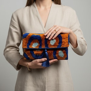 Pochette in velluto ikat blu reale e arancio bruciato - Borsa da sera di lusso in seta - Borsa da cocktail audace e dal design astratto