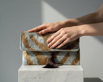 Bolso de mano de terciopelo de seda tejido a mano con estampado animal Ikat de la línea marrón Tiger / Bolso de noche con estampado geométrico uzbeko