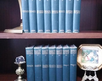 Conjunto de 15 volumes da coleção "As Obras de Nathaniel Hawthorne" de 1884, edição vintage Riverside, com decoração em estilo antigo de biblioteca ou escritório. Cor verde.