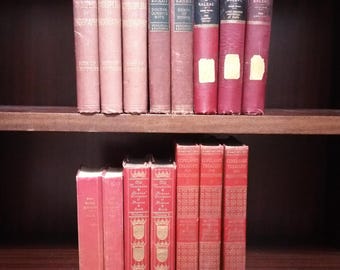 Conjuntos de livros decorativos antigos em vermelho, dourado, estilo vintage, para biblioteca, escritório, romances, histórias, empilhados, para casa, em tons escuros, por metro.