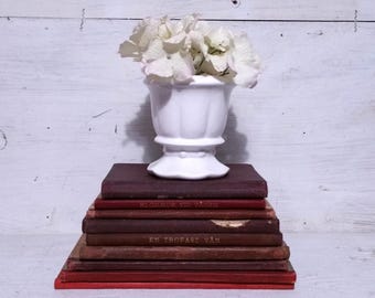 Conjunto de livros religiosos estrangeiros antigos, em vermelho, da década de 1800. Lote de livros lidos, de biblioteca, desgastados, em mau estado de conservação, empilhados em estilo decorativo. Literatura vintage, hinos antigos e envelhecidos.