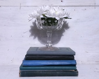 Conjunto de livros religiosos estrangeiros antigos, azuis, da década de 1800. Lote de livros lidos, de biblioteca, desgastados, em mau estado de conservação, empilhados em estilo decorativo. Literatura vintage, hinos antigos e envelhecidos.