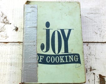 Livro de receitas clássico e muito apreciado "A Alegria de Cozinhar" de Rombauer & Becker, de 1962. Livro favorito de sobremesas, assados, cozinha, jantar, refeições em família e culinária.