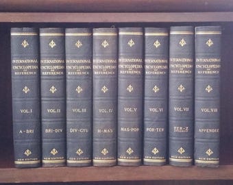 Conjunto completo da Enciclopédia Internacional de Referência de 1909, com volumes decorativos vintage em dourado, para escritório, estante ou biblioteca.