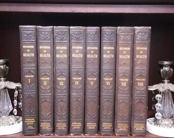 Conjunto completo da Enciclopédia da Saúde, edição vintage de 1933, com ilustrações, pranchas, primeiros socorros, doenças, enfermagem e medicina. Livro decorativo marrom com detalhes em dourado.
