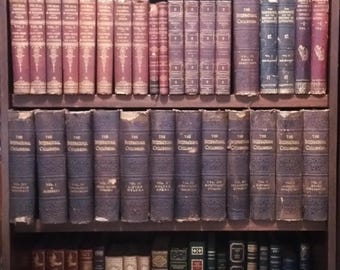 Conjunto de livros em couro antigo com detalhes em dourado - escolha o volume