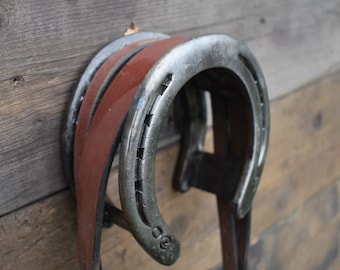 Bridle rack made with horseshoes
