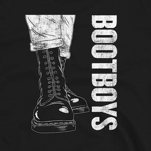 Puede incluir: Camiseta negra con un gráfico blanco de un par de botas negras y el texto "BOOTBOYS".