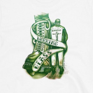 Puede incluir: Camiseta gráfica verde y blanca con una bota, un hombre y el texto "Working Class".