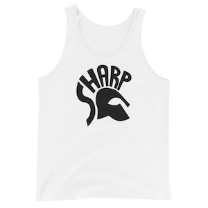以下が含まれることがあります： スパルタンのヘルメットの黒いグラフィックが描かれた白いタンクトップ。ヘルメットの周りに「SHARP」という文字がスタイリッシュに配置されています。