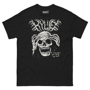 Op de afbeelding: Een zwart t-shirt met korte mouwen en een witte afbeelding van een schedel die het hoofd met beide handen vasthoudt. Boven de schedel staat gestileerde tekst en eronder staat: "I can't get you out of my head!". Het label in de nek toont "DEATH & FRIENDS".