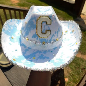 Sombreros de vaquero personalizados para niños y adultos. Descripción del diseño de orgullo, color y primera letra del nombre.