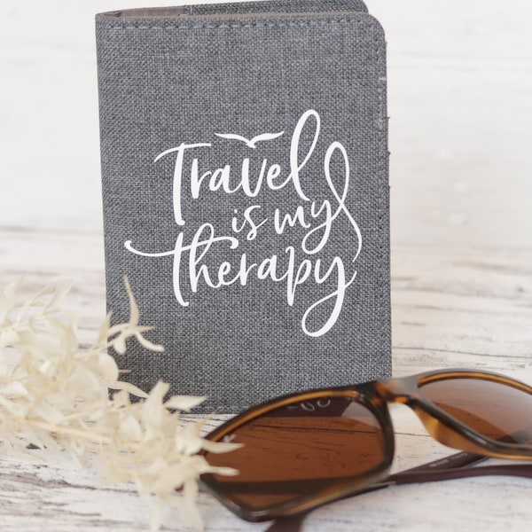 Reisepasshülle, passport cover, Travel is my therapy, grau, Handlettering, Geschenk Reiseliebhaber