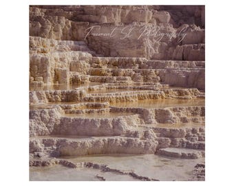 Könnte beinhalten: Ein Foto einer Naturlandschaft mit geschichteten, terrassierten Formationen in Beige- und Brauntönen. Wasserbecken reflektieren das Licht und erzeugen eine ruhige und strukturierte Szene. Der Text "Fremont St. Photography" ist oben rechts sichtbar.