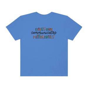 Todos se comunican de manera diferente Camiseta de colores cómodos / Camisa de aceptación de autismo / Camiseta de SLP para padres y maestros de terapeuta de neurodiversidad Periwinkle