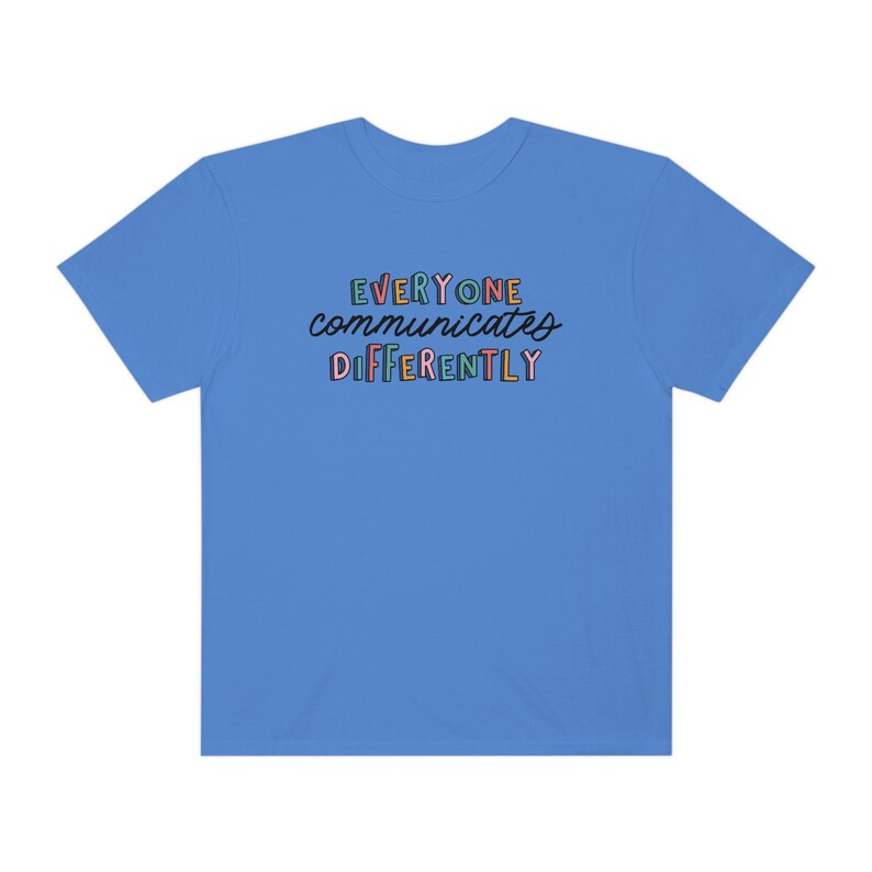 Todos se comunican de manera diferente Camiseta de colores cómodos / Camisa de aceptación de autismo / Camiseta de SLP para padres y maestros de terapeuta de neurodiversidad Periwinkle