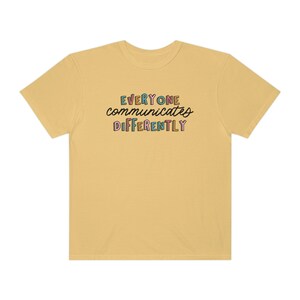 Todos se comunican de manera diferente Camiseta de colores cómodos / Camisa de aceptación de autismo / Camiseta de SLP para padres y maestros de terapeuta de neurodiversidad Mustard