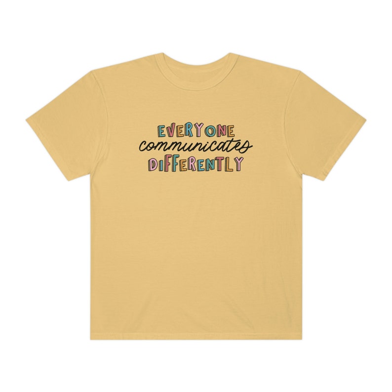 Todos se comunican de manera diferente Camiseta de colores cómodos / Camisa de aceptación de autismo / Camiseta de SLP para padres y maestros de terapeuta de neurodiversidad Mustard