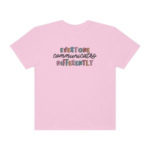 Todos se comunican de manera diferente Camiseta de colores cómodos / Camisa de aceptación de autismo / Camiseta de SLP para padres y maestros de terapeuta de neurodiversidad Blossom
