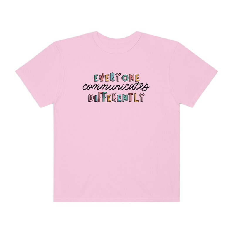 Todos se comunican de manera diferente Camiseta de colores cómodos / Camisa de aceptación de autismo / Camiseta de SLP para padres y maestros de terapeuta de neurodiversidad Blossom
