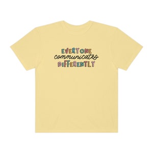 Todos se comunican de manera diferente Camiseta de colores cómodos / Camisa de aceptación de autismo / Camiseta de SLP para padres y maestros de terapeuta de neurodiversidad Butter