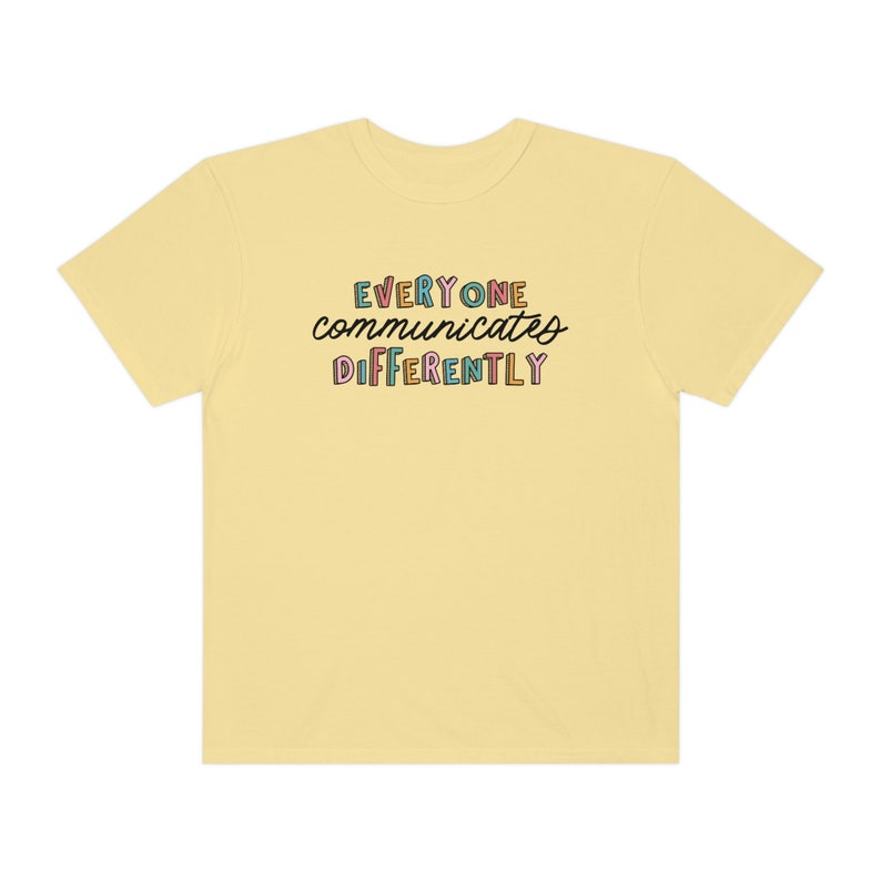 Todos se comunican de manera diferente Camiseta de colores cómodos / Camisa de aceptación de autismo / Camiseta de SLP para padres y maestros de terapeuta de neurodiversidad Butter