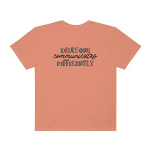 Todos se comunican de manera diferente Camiseta de colores cómodos / Camisa de aceptación de autismo / Camiseta de SLP para padres y maestros de terapeuta de neurodiversidad Melon