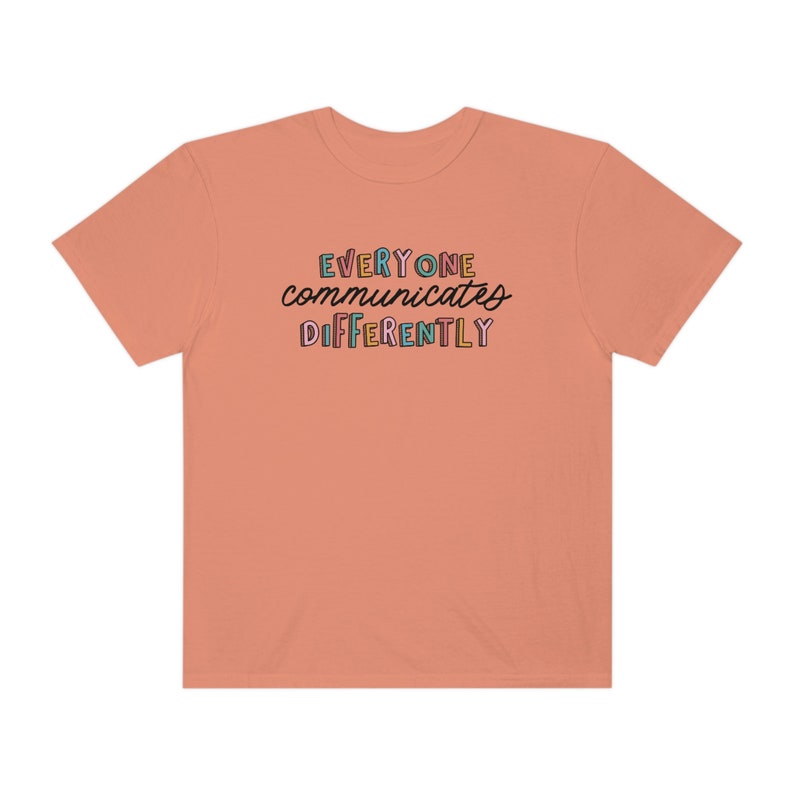 Todos se comunican de manera diferente Camiseta de colores cómodos / Camisa de aceptación de autismo / Camiseta de SLP para padres y maestros de terapeuta de neurodiversidad Melon