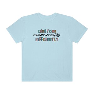 Todos se comunican de manera diferente Camiseta de colores cómodos / Camisa de aceptación de autismo / Camiseta de SLP para padres y maestros de terapeuta de neurodiversidad Chambray
