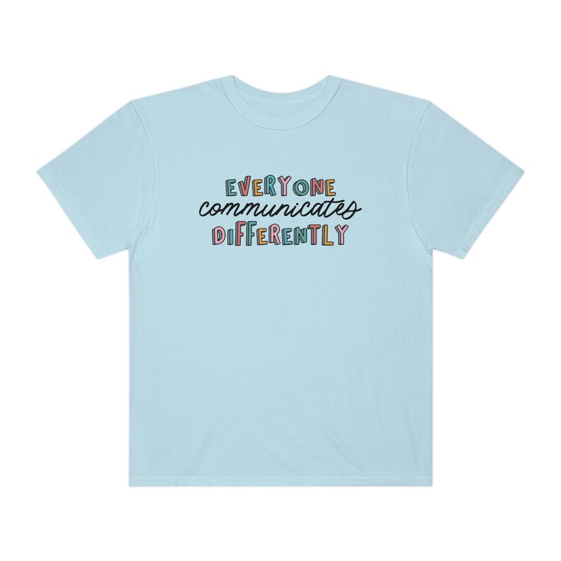 Todos se comunican de manera diferente Camiseta de colores cómodos / Camisa de aceptación de autismo / Camiseta de SLP para padres y maestros de terapeuta de neurodiversidad Chambray