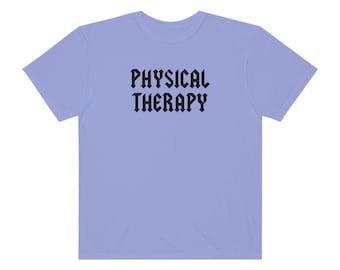 Puede incluir: Una camiseta azul claro con el texto "PHYSICAL THERAPY" en letras góticas negras.
