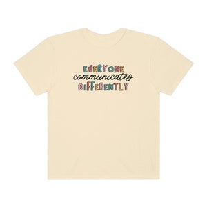 Todos se comunican de manera diferente Camiseta de colores cómodos / Camisa de aceptación de autismo / Camiseta de SLP para padres y maestros de terapeuta de neurodiversidad Ivory