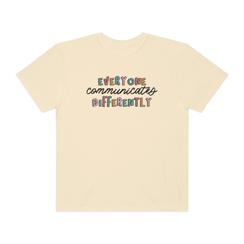Todos se comunican de manera diferente Camiseta de colores cómodos / Camisa de aceptación de autismo / Camiseta de SLP para padres y maestros de terapeuta de neurodiversidad Ivory
