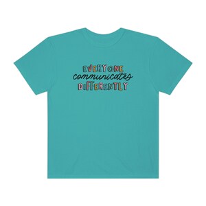 Todos se comunican de manera diferente Camiseta de colores cómodos / Camisa de aceptación de autismo / Camiseta de SLP para padres y maestros de terapeuta de neurodiversidad Seafoam