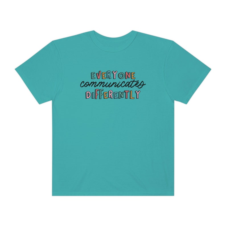 Todos se comunican de manera diferente Camiseta de colores cómodos / Camisa de aceptación de autismo / Camiseta de SLP para padres y maestros de terapeuta de neurodiversidad Seafoam