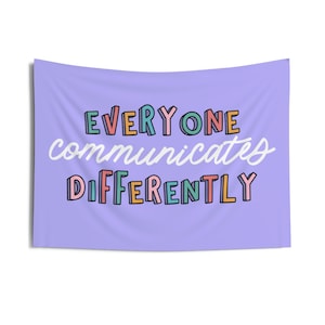 Tout le monde communique différemment Tenture murale | Tapisserie de classe de thérapie | Impression suspendue de décor de salle de classe | Acceptation de l'autisme