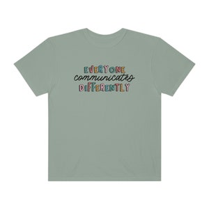 Todos se comunican de manera diferente Camiseta de colores cómodos / Camisa de aceptación de autismo / Camiseta de SLP para padres y maestros de terapeuta de neurodiversidad Bay