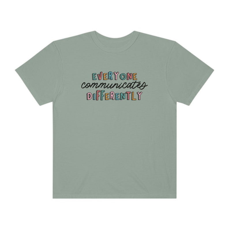 Todos se comunican de manera diferente Camiseta de colores cómodos / Camisa de aceptación de autismo / Camiseta de SLP para padres y maestros de terapeuta de neurodiversidad Bay