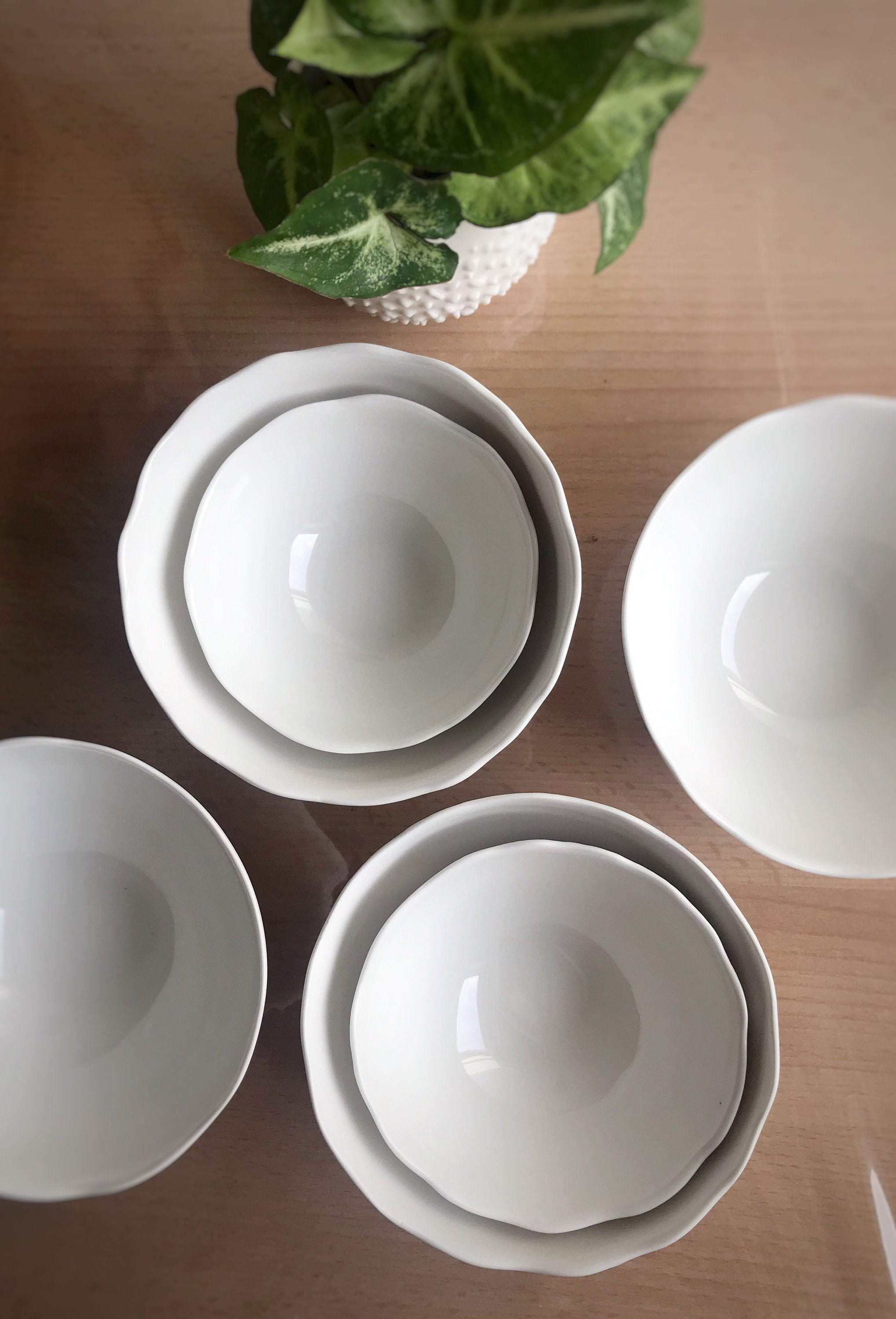 Bol Du Quotidien Pratique en Porcelaine de Style Moderne et Bord Ondulé Fait Main