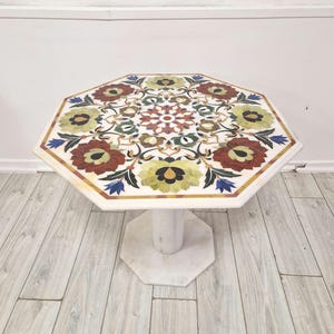 Table de salon avec un plateau en pietra dura Socle en pierre naturelle