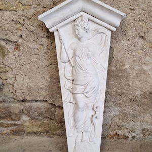 Antike große Skulptur aus einer Pariser Kirche