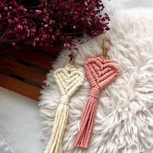 Macrame keychain| Keyring| Keychain| Heartkeychain| Mother&#39;s Day gift| Present | Gift idea| Mother&#39;s Day | Macrame|